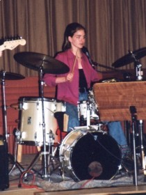 Julia hinter dem drum-set.