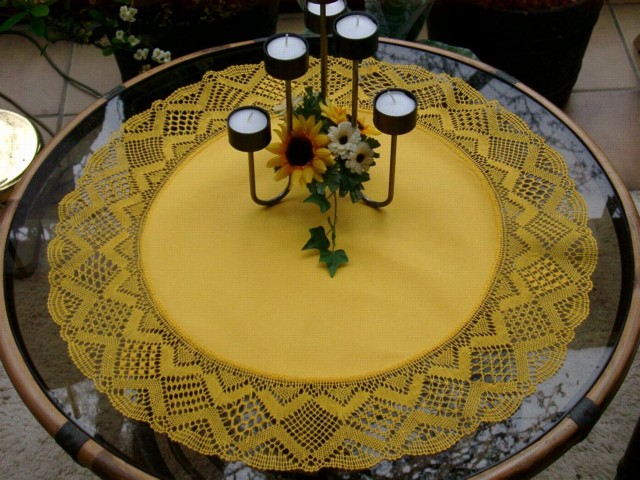runde  gelbe Tischdecke