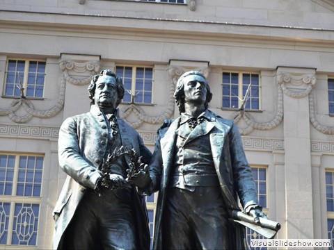 Goethe und Schiller in Weimar vor dem Deutschen Nationaltheater