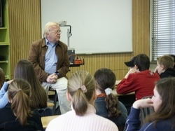 Heinrich Peuckmann bei einer Lesung in der Graf-Engelbert-Schule, Bochum