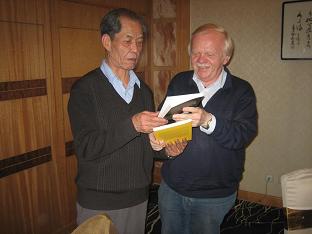 Peuckmann �berreicht dem ber�hmten chin Schriftsteller Chen Zhong Shi zwei seiner B�cher zur Erinnerung an eine unvergessliche Begegnung