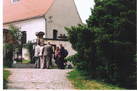 Vor der Kirche