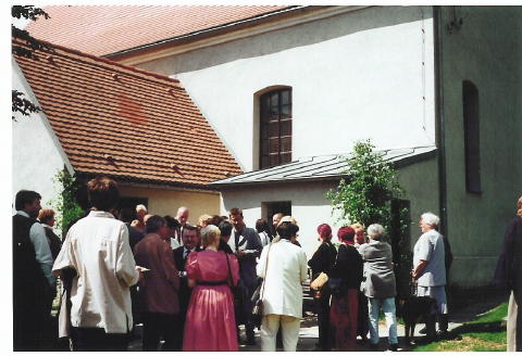 Vor der Kirche 2