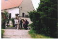 Vor der Kirche
