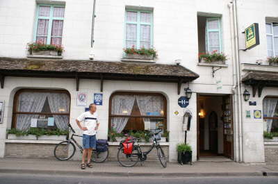 22-Vor-dem-Hotel-in-Chenonceau
