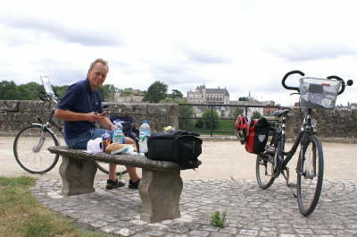 29-Pause-vor-dem-Schloss-Amboise